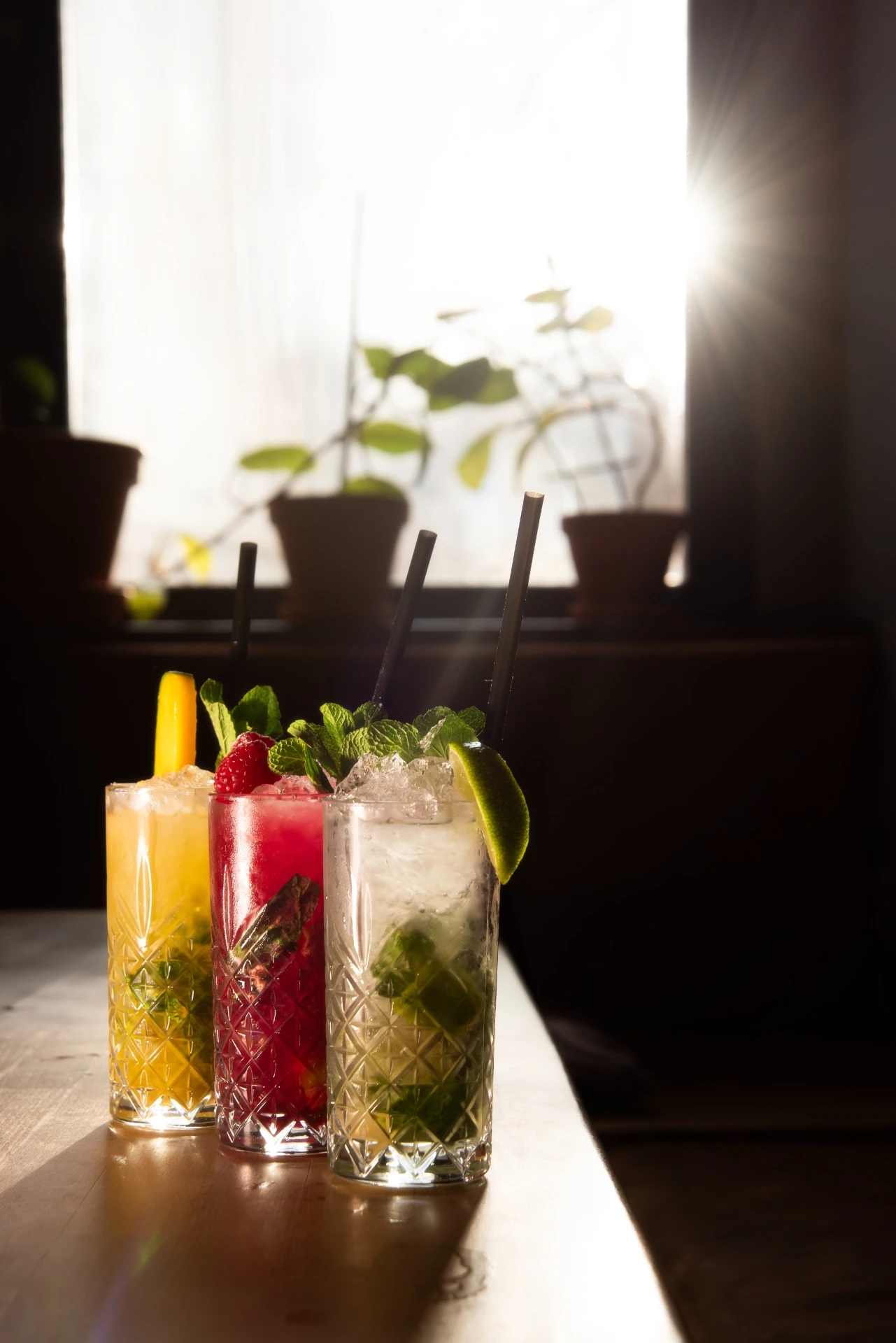 Bar The Place — koktejly u okna